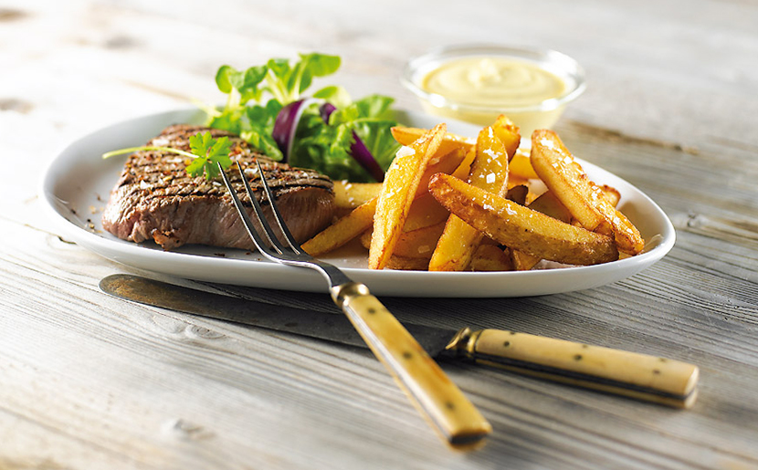 Lækker bøf med smagfulde pommes frites og sprød grøn salat Lækker bøf med smagfulde pommes frites og sprød grøn salat